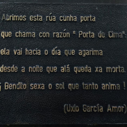Don Uxío, placa na Porta de Cima, moi preto do seu domicilio vilalbés